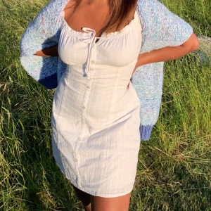 Vit klänning - Älskar denna så mycket men säljer då jag behöver extra pengar 😭 Snygg bershka klänning som är köpt när jag bodde i Spanien. Fraktar mot avgift! ❤️