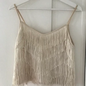 Linne med fransar - Ljusbeige linne med fransar, använd väldigt mycket men är ändå i ett okej skick. 