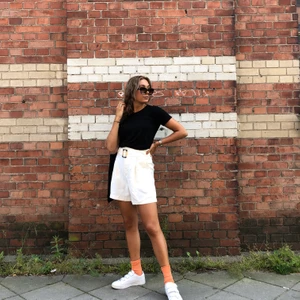 Perfekta shortsen!! - Riktigt snygga shorts med bälte i midjan. Shortsen är höga i midjan och passar super snyggt med tex ett linne eller t-shirt. Slutsålda 