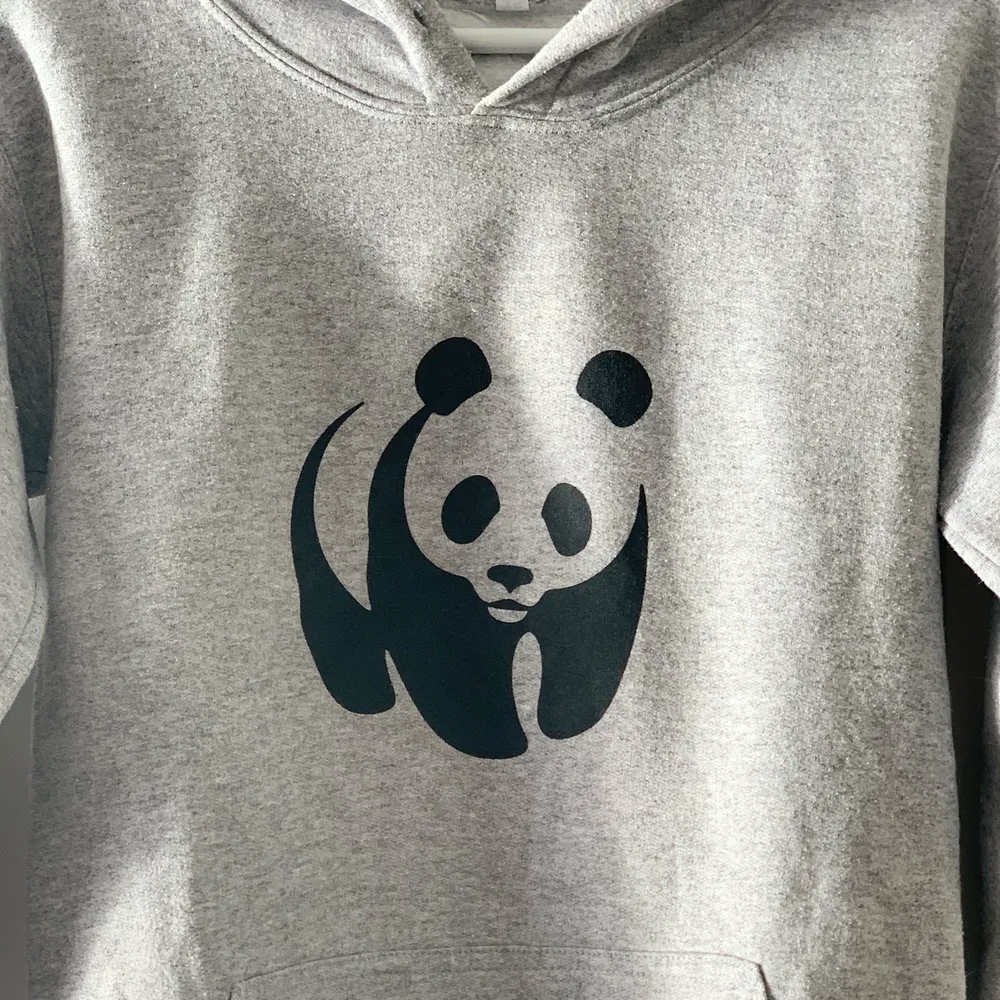 WWF hoodie köptes i 2018 och har nu blivit för liten  🙃😚 ( i bra skick ) || tvättas och stryks innan leverans ✨🤍. Hoodies.