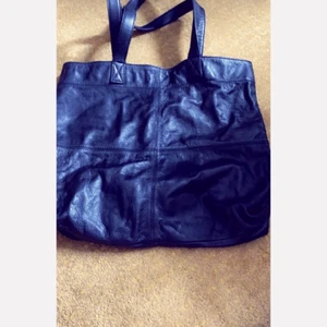 Laura clement väska - Svart shopping väska i läder. Gott skick.