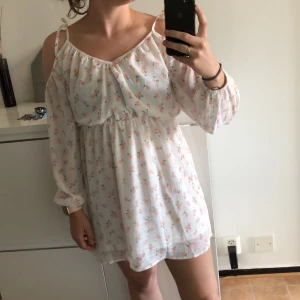 Klänning från H&M  - Använd vid ett tillfälle, storlek 34