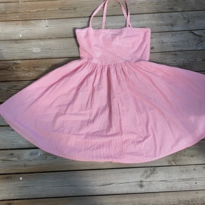 Monki klänning retro vintage M  - Mycket söt klänning från monki storlek M. Vid knälång kjol. Stängs med knappar o h dragkedja bak. Korsade axelband. Rök och djurgeografiska hem. Frakt 50kr