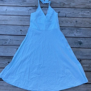 HM klänning retro vintage 50-tal 38 - Mycket söt klänning från HM med halterneck. Ljusgrön o vit randig i bomull. Storlek 38. Frakt 44 kr. Rök och djurfritt hem. 