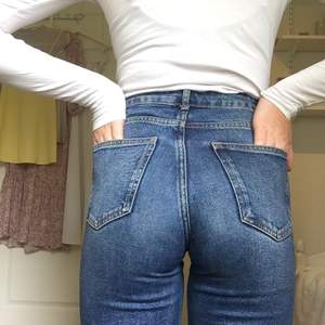 Snygga raka jeans som jag inte använder längre! De är i bra skick!!! Skriv för bättre bilder💘Frakt ingår💘