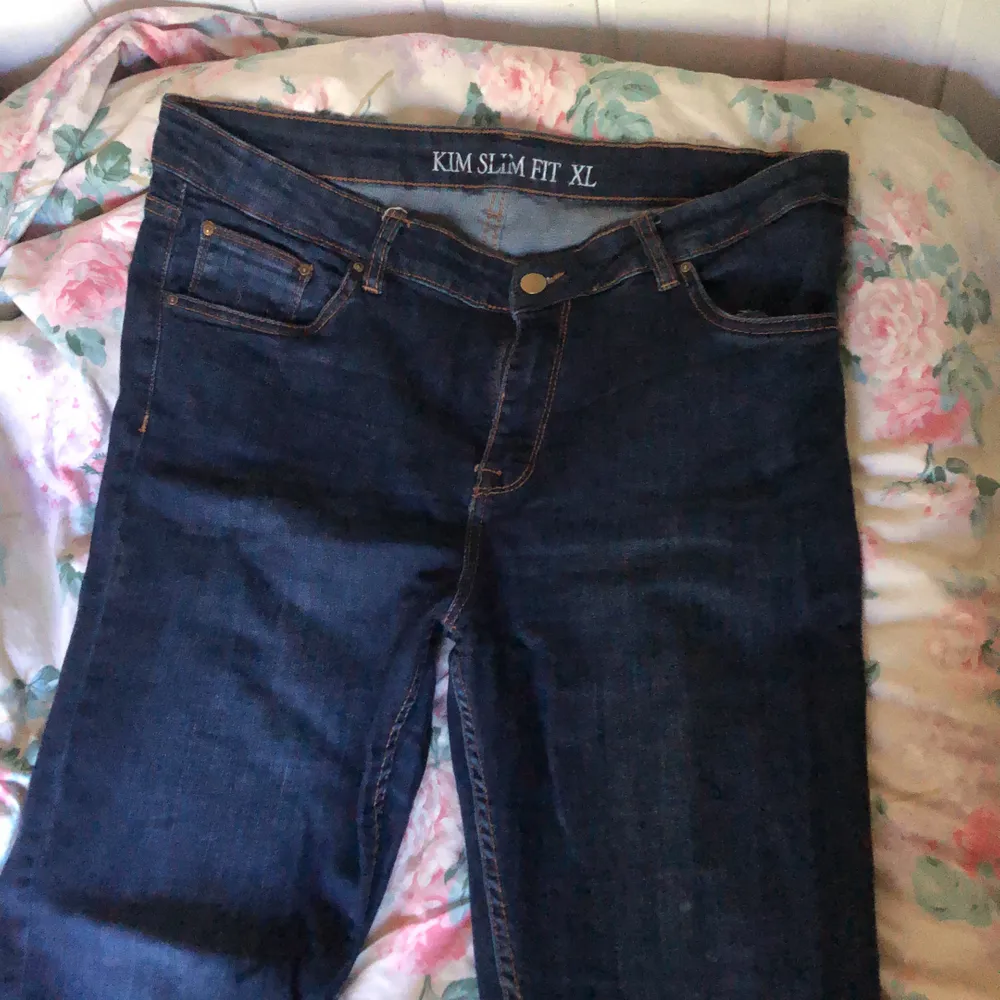 Mörkblå jeans storlek XL knappt använda. Jeans & Byxor.