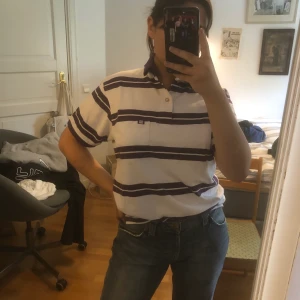 Lila vit randig pike - As söt randig piké tröja! Passar mig som är S/M. Mycket bra skick. Säljer pga används för lite. 