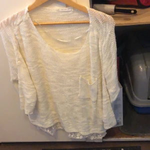Mjuk tröja  - Mjuk oversize tröja med spets nertill . Hel o ren :) 