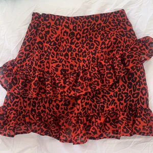 Leopardkjol - Röd volangkjol med leopard mönster. Kjolen är från Bikbok i storlek XS, säljer för 100kr (köparen står för frakten)💞