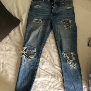 Slitna jeans - Slitna jeans, är lite lösa om man är xs