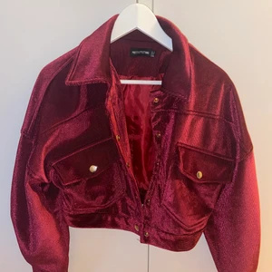 Croppad Jacka  - Perfekta sommarjackan för dig som vill lyfta din outfit! Super cool färg, knappt använd då jag har en ungefär likadan! Storlek 32 passar upp till 36 helt klart! 