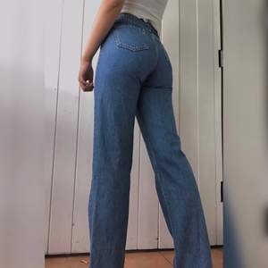 Populära straight jeans från nakd. Storlek 34. Fint skick! Använd ett fåtal gånger. Andra bilden lånad från nakds instagram. Originalpris:600 kr. (UPPDATERING. HÖGSTA BUD PÅ 380 KR) budgivningen avslutas fredag!