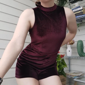 Jumpsuit i sammet - Snygg jumpsuit i sammet, vinröd. Öppen rygg med knytning i nacken. Sparsamt använd. Kontakta vid frågor! Frakt tillkommer.