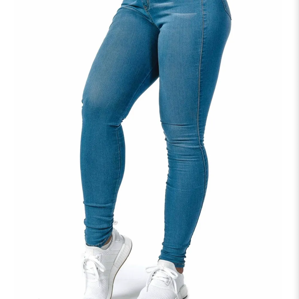 Säljer mina Fitjeans pga de är för små för mig, det är storlek m och dom är endast testade aldrig använda. Köpta för 1200 säljer dom för 500. Jeans & Byxor.