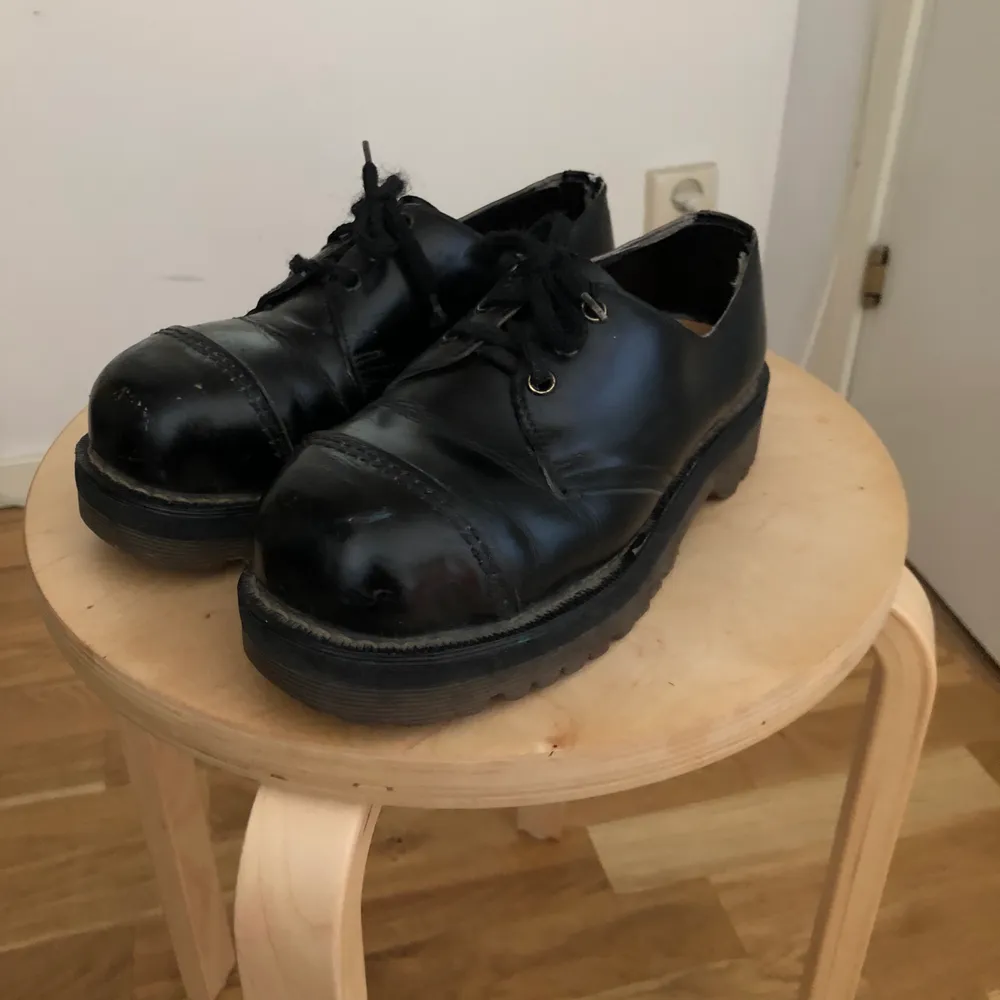 Dr martens storlek 37. Lite småslitna i lädret men inrte något som syns jättetydligt:). Skor.