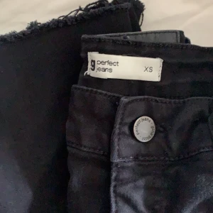 Natasha bootcut jeans  - Det är inte exakt samma jeans som dem på andra bilden eftersom jag inte hitta dem med hål i knäna på någon bild. Byxorna är i fint skick och jag kan skicka fler bilder vid förfrågan.Frakt tillkommer på 63kr (spårbart) 