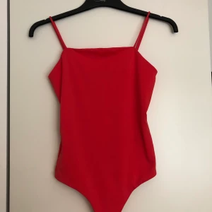 Jättefin röd body från bikbok! - Knappt använd röd body, string. Storlek xs, 94kr inklusive frakt!