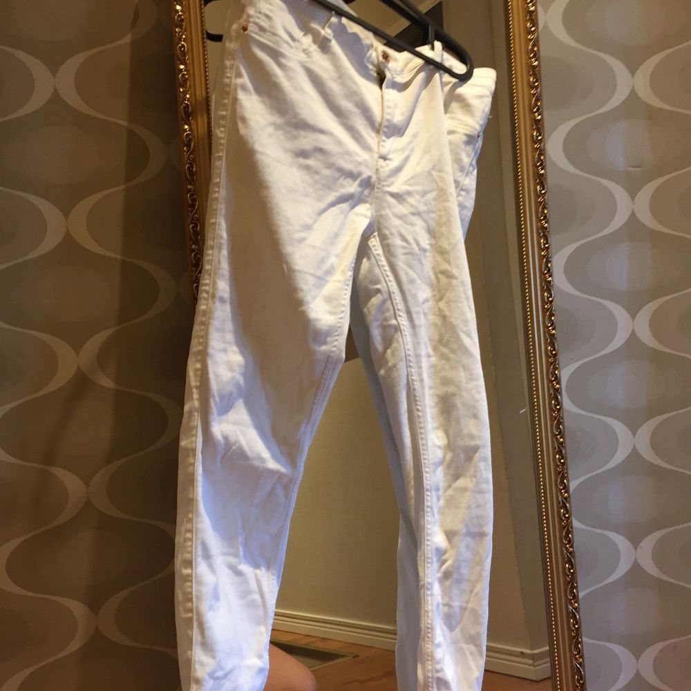 Ett par vita jeans i ganska så bra skick bara använda några gånger som nya. Lite genomskinliga men ser man upp med vad man använder så är det nog ok. 50 kr eller högsta bud.:) Molly jeans Gina.:). Jeans & Byxor.
