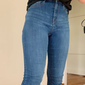 Jeans i storlek M - Jeans ifrån Gina Tricot. Nypriset var 299 kr och säljer nu för 120 kr. Kan mötas upp eller skicka.