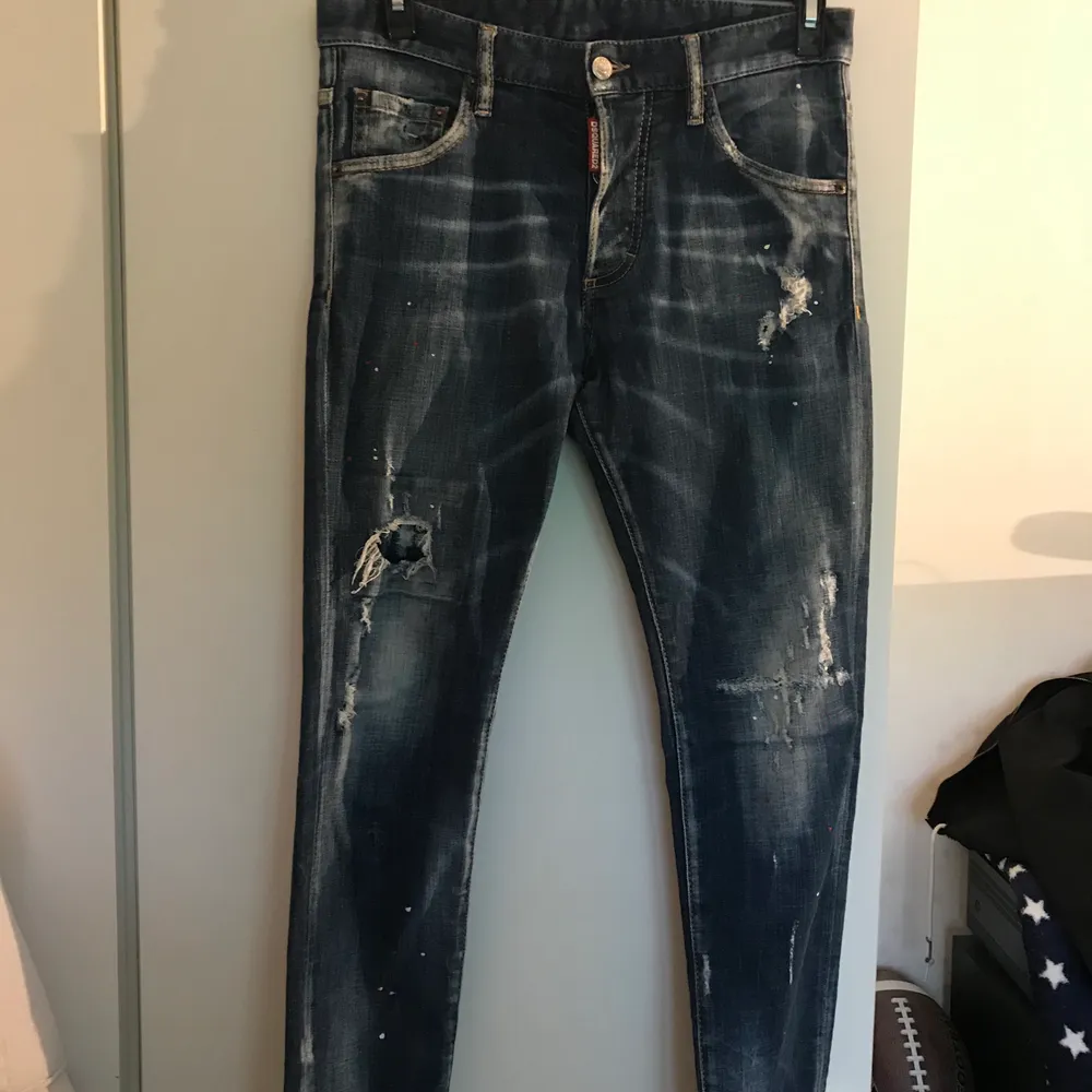 Säljer ett par äkta Dsquared2 jeans då jag själv vuxit mig ur dem. Är i princip nästintill oanvända och är därför i mycket bra skick. Kvittot tillkommer inte. Storleken är 44 (italiensk storlek) och passade mig som vid den tiden var 18 år, 65 kg, 180 cm.. Jeans & Byxor.