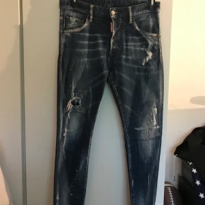 Dsquared2 Jeans  - Säljer ett par äkta Dsquared2 jeans då jag själv vuxit mig ur dem. Är i princip nästintill oanvända och är därför i mycket bra skick. Kvittot tillkommer inte. Storleken är 44 (italiensk storlek) och passade mig som vid den tiden var 18 år, 65 kg, 180 cm.