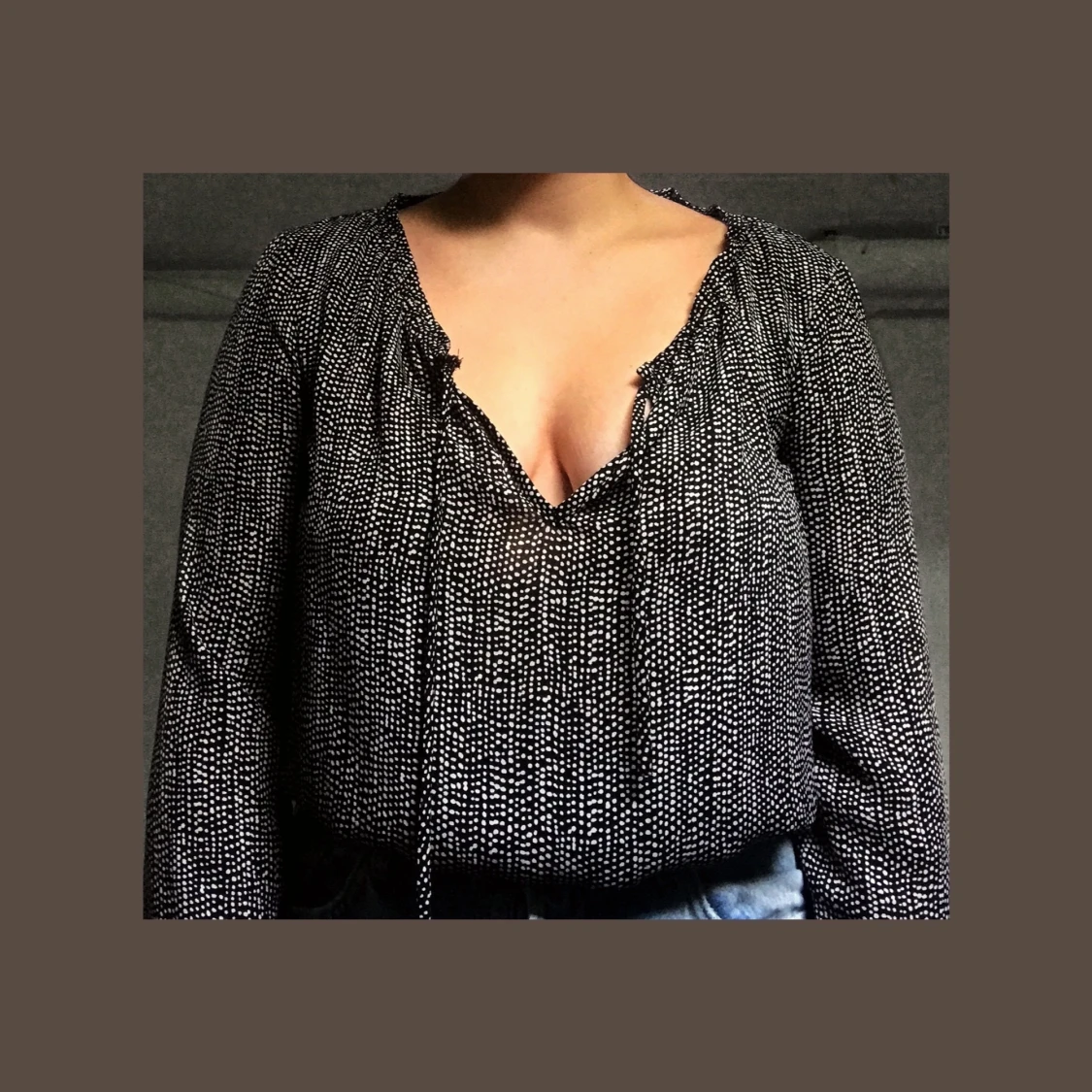 Prickig blus med knytning vid halsen S - 90