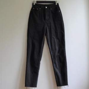 Ett par svarta jeans från hm. Lite momjeans-modell. Smått fransiga (ingår i modellen) vid beslutet. Knappar istället för gylf. Superskönt men jag har Max använt dem tre ggr så säljer. Frakt 59kr 🌸