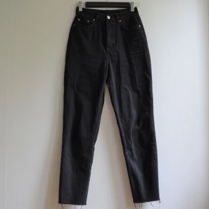 Svarta jeans - Ett par svarta jeans från hm. Lite momjeans-modell. Smått fransiga (ingår i modellen) vid beslutet. Knappar istället för gylf. Superskönt men jag har Max använt dem tre ggr så säljer. Frakt 59kr 🌸