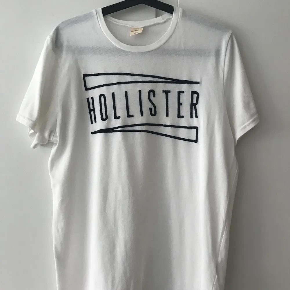 Hollister T-shirt, köpt i butiken Hollister!                                   Knappt använd & fint skick. T-shirts.