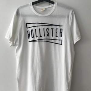 Hollister T-shirt, köpt i butiken Hollister!                                   Knappt använd & fint skick