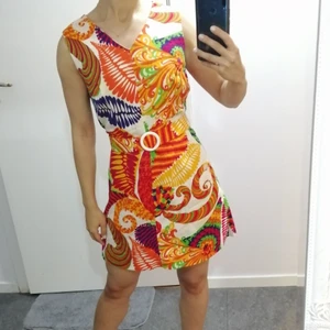 Klänning - Super fin klänning som inte kommit till användning. Den är inköpt på secound handbutik och har därmed fläckar och missfärgningar på olika ställen (se bild nr. 3)