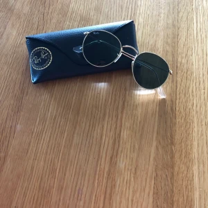 Ray-ban round metal - Snygga rayban glasögon i bra skick! Både fodral och glasögon ingår💞 har knappt använts då jag fick likadana fast rosa ungefär samtidigt, men som ni ser på andra bilden är det väldigt snygga! Nypris är 1599 och jag säljer för 400 vilket är ca 70% mindre
