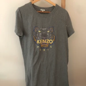 Kenzo klänning - Säljer min kenzo klänning som nästan aldrig kommit till andvändning💜köpt på NK så den är äkta. Den är storlek L men passar en M