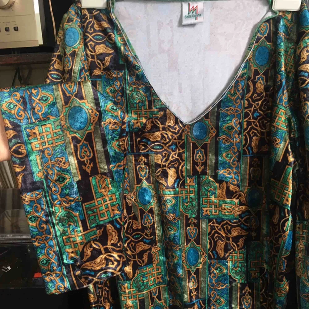 Så fin sammets tröja! Från 80-talet, köpt secondhand. Magiskt tyg.. Toppar.