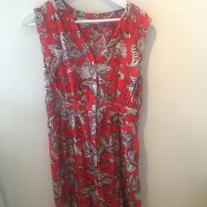Klänning från Indiska  - Röd klänning från Indiska, i storlek M. Använt 1-2 gånger men i bra skick.