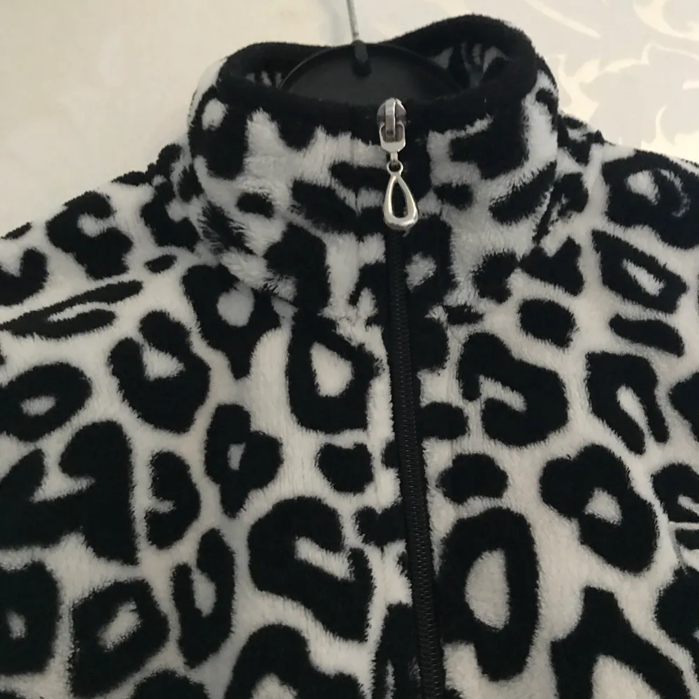 Vit, svart Leopard tröja som är super skön och har fickor. Fickan går in på insidan, syns på bild 3 med det känns inte. Storlek S men passar mer en XS. Tröjor & Koftor.