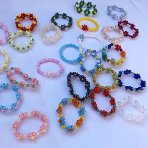 Smycken - Jag pärlar halsband, armband och ringar efter beställning. Kontakta mig så visar jag vilka typer av pärlor jag har. Bilderna är inte mina. De är till för att visa vilka typer av smycken jag kan göra. Halsband och armband: 50-60kr, ringar: 35kr💘