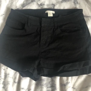 Svarta shorts  - Svarta shorts i storlek 34 från H&M