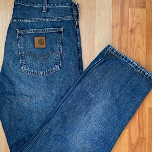 Jeans Carhartt Storlek 34/32 - Jeansbyxa från Carhartt. Storkek 34/32. Kolla gärna in mina andra kläder jag har till salu! Möts eller skickas mot frakt 49kr. Samfraktar gärna om du skulle hitta flera plagg.