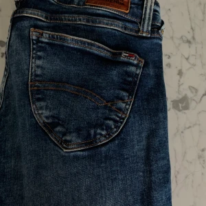 Tommy hilfiger Jeans - Sjukt snygga Tommy hilfinger lågmidja jeans som är tyvärr för långa för mig, går givetvis att vika upp dem snyggt. Storlek 27 längd 34