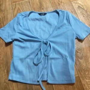 Helt ny ljusblå knyttröja 💙 - Helt ny ljusblå knyttröja som är supertrendig just nu🤩 köpte två storlekar varav jag säljer denna. Storlek S men passar XS-M beroende på hur man vill att den sitter. Köparen står för frakt! HÖGSTA LEDANDE BUD PÅ 125kr +frakt 💙 (första bilden är lånad)