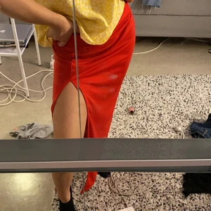  kjol   - Röd lång kjol med slits köpt i Spanien, aldrig använd. 