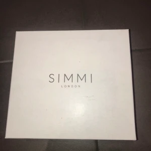 Klackskor från Simmi Shoes - Säljer dessa svarta 11 cm långa klackskorna som har använts 1 gång. Storlek 5 vilket fungerar för 38 antar jag. Köpte dom för 500kr