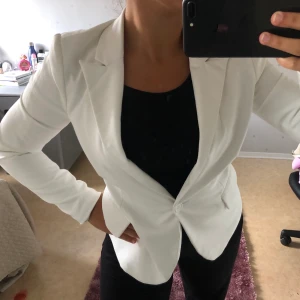 Kavaj  - Vit Kavaj från vero moda, använd en gång på min student, storlek 34, enkel och stilig  
