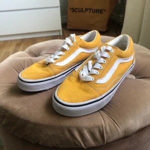 Vans - Säljer mina knappt använda senapsgula vans i modellen ”old skool”. Kan mötas upp i Göteborg eller så står köparen för frakt 🌻
