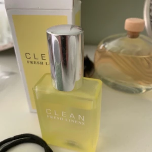 Clean parfym - Fresh linens  - Parfym från clean, luktar väldigt gott, lite som nytvättade kläder. Har använt några gånger, men inte så mycket längre, varav varför jag säljer den. Perfekt nu i sommar när man vill dofta lite fräschare, men funkar under alla årstider ❤️ köpt för 500kr