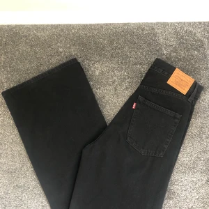 Levis ribcage jeans i nyskick  - Svarta Levis jeans i modellen ribcage wide leg. Använda nån gång så i nyskick. Säljer pågrund av att de är för stora. Jag är 163cm och på mig är de väldigt långa. 60kr frakt tillkommer.