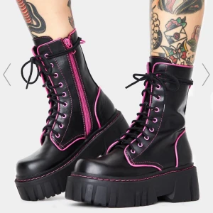 Dollskill platforms ⛓🌺🖤 - Helt nya skor, bara testade. Köpt för 900kr. Anledning till att jag säljer: för små. Kan diskutera gällande mötande/ skickande. Jag kan stå för frakt 👍🏻