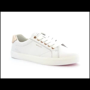 Gant sneakers  - Helt nya gant sneakers i modellen Seaville. Köpte de i fel storlek och hann använda de en gång så kunde inte lämna tillbaka. Så endast använda en gång. Nypris 1400kr. 