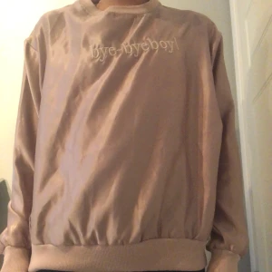 Sweatshirt - Sweatshirt i glansigt material. Gammalrosa färg. Gott skick! Kan skickas mot fraktavgift eller hämtas i Uppsala/västerås ❤️